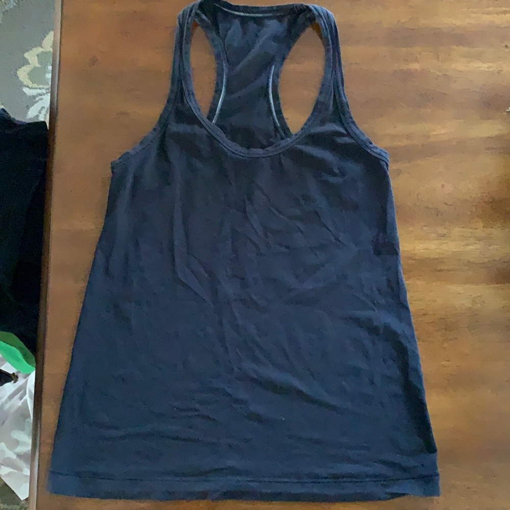 Lululemon black tank in 8
